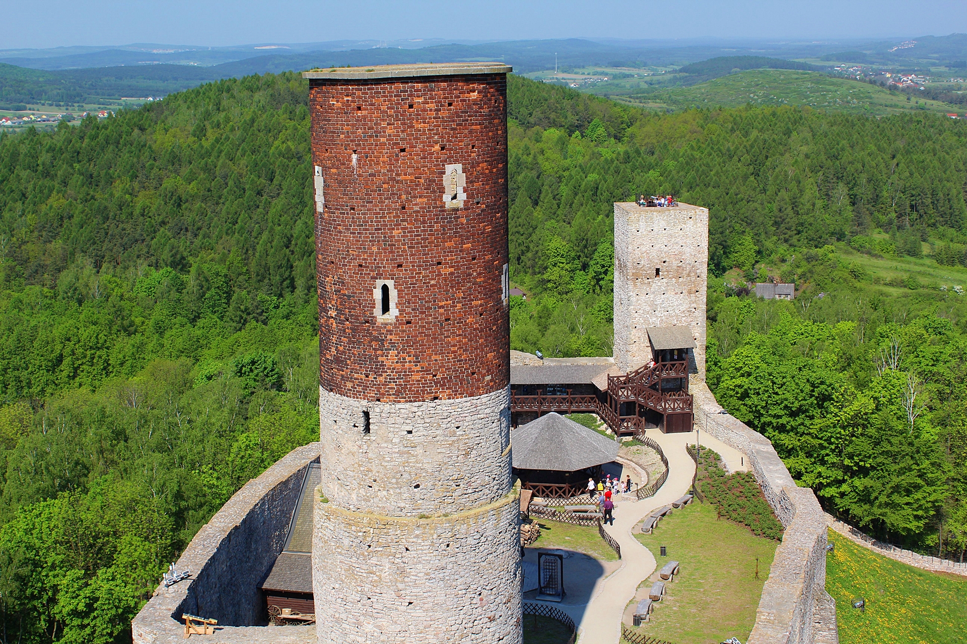 Widok z  Wieży Bramnej na Zamek Dolny Chęciny